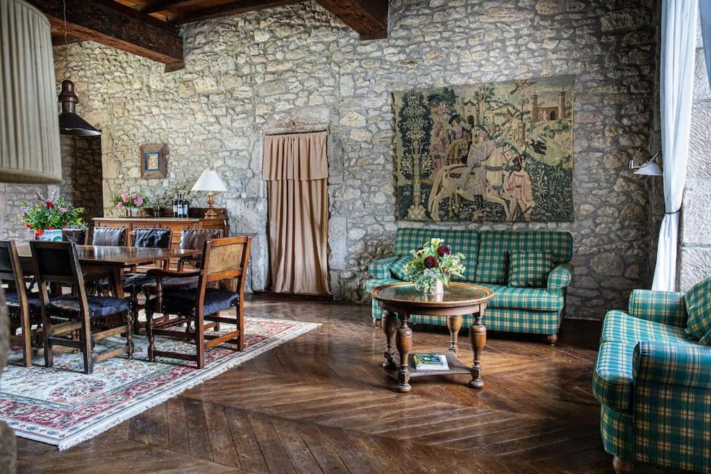Chateau Barayre - Beautiful 12Th Century Castle With Pool And Large Garden Laussou Bagian luar foto